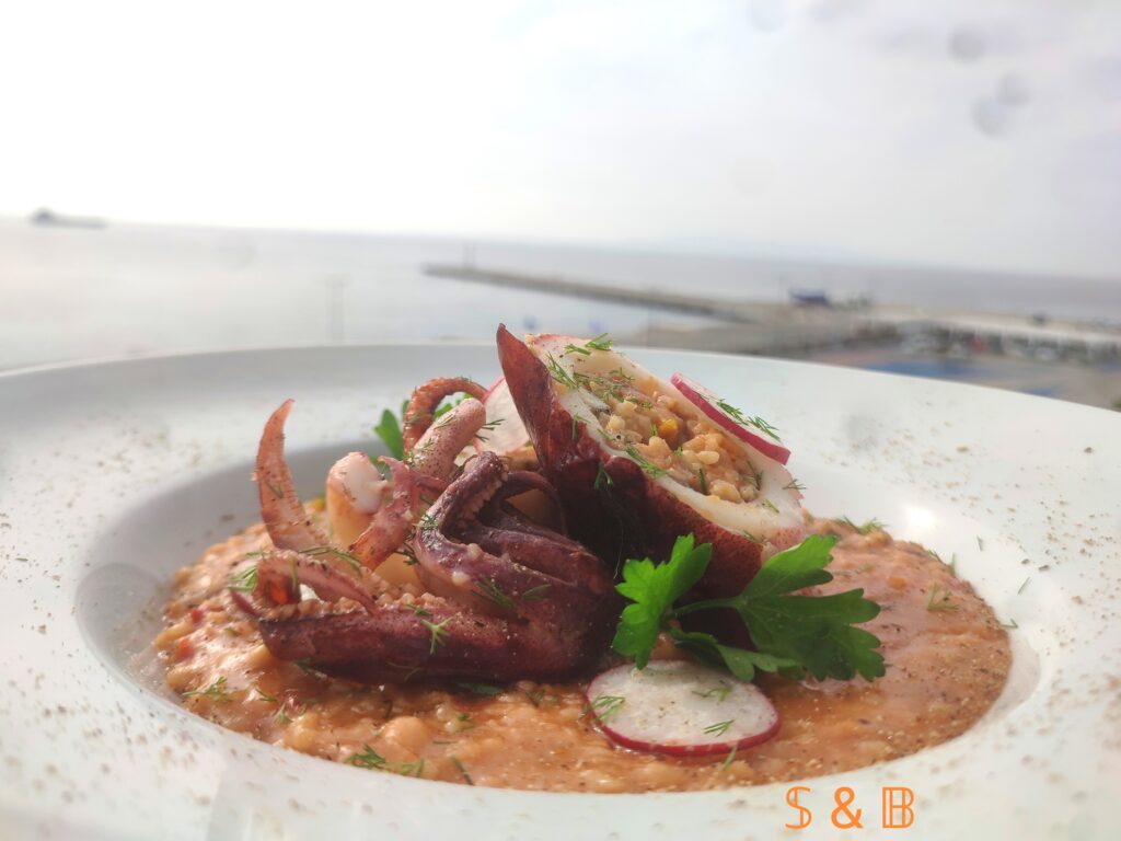 Συνταγή Καλαμάρι γεμιστό με ξινό βιολογικό τραχανά λαχανικά και φέτα