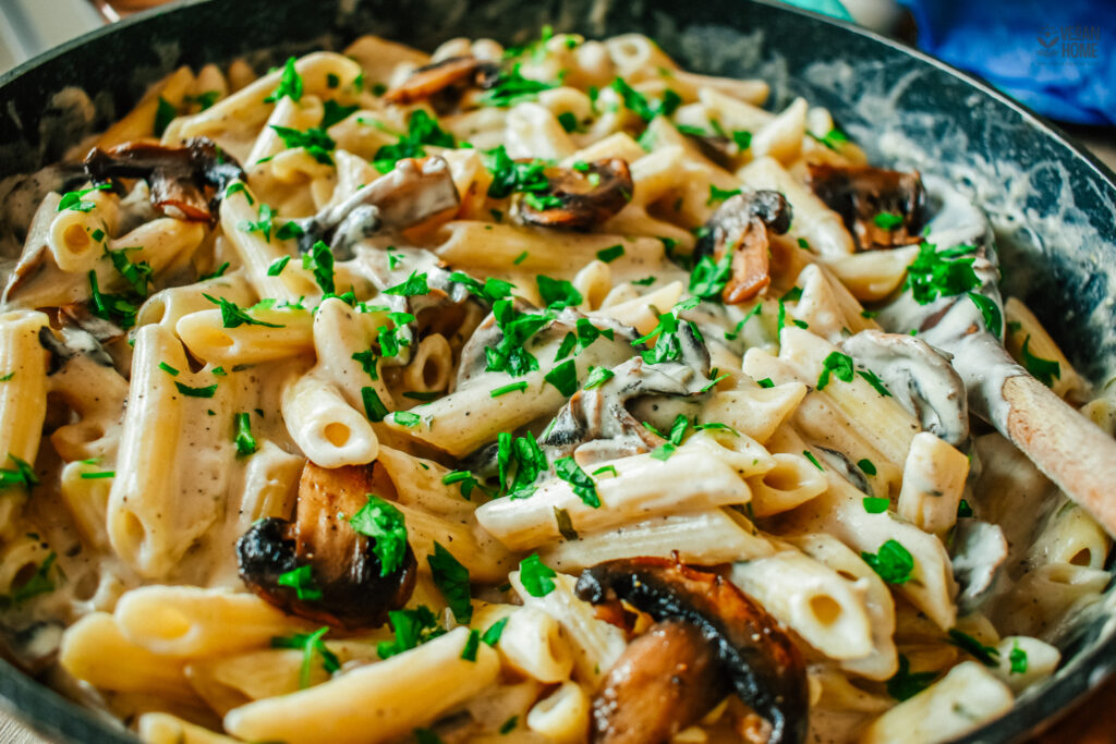 Πέννες-οικοπάλ-με-λευκή-σάλτσα-και-μανιτάρια-vegan3